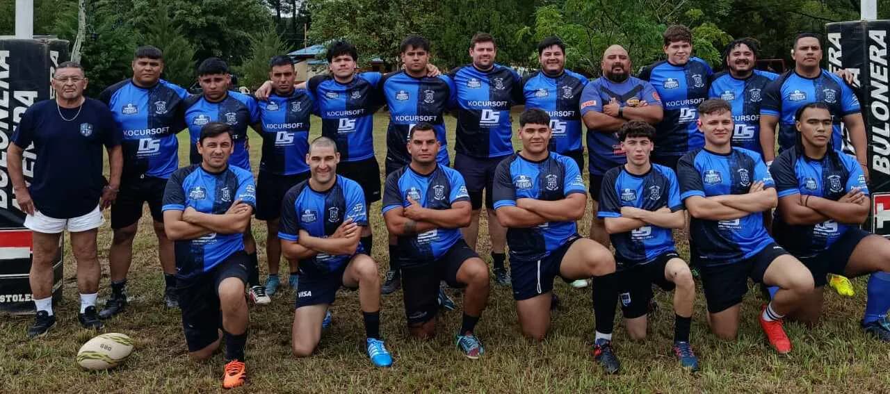 Plantel del CARC reunido en la cancha
